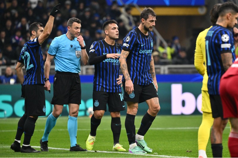إصابة أتشيربي وغيابه طويل عن الملاعب