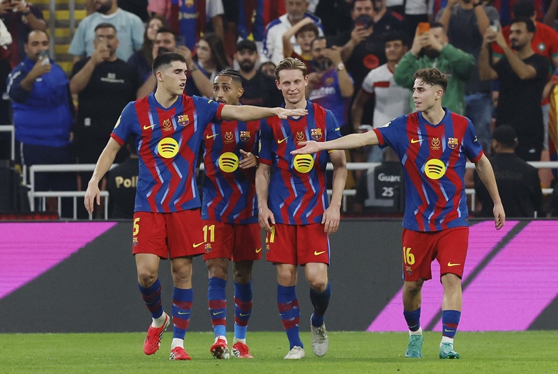 برشلونة يكتسح بلباو بخماسية ويبلغ نهائي كأس السوبر الإسباني في جدة