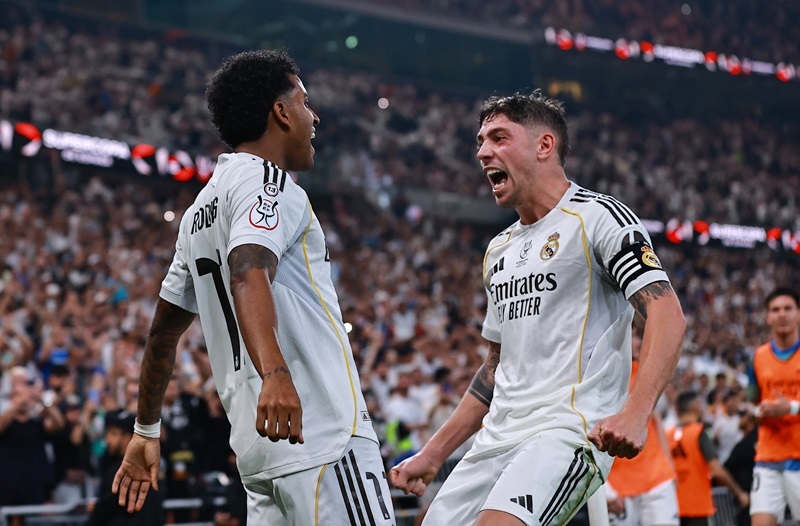 ريال مدريد يهزم أتلتيكو مدريد ويضرب موعدا مع برشلونة في نهائي السوبر الإسباني