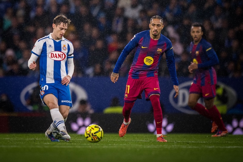 ثنائية متأخرة تقود برشلونة للفوز على إسبانيول في ديربي كتالونيا بالدوري الإسباني