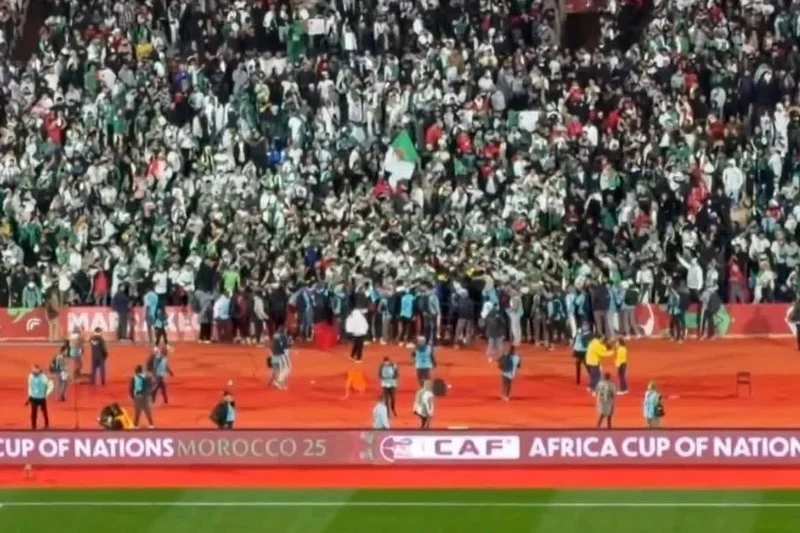 الكونفدرالية الإفريقية لكرة القدم تفتح تحقيقا بشأن "الشغب الجزائري"
