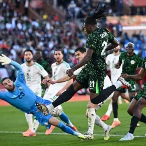 "الكاف" تفتح تحقيق بشأن أحداث الكاميرون والجزائر في "كان المغرب"