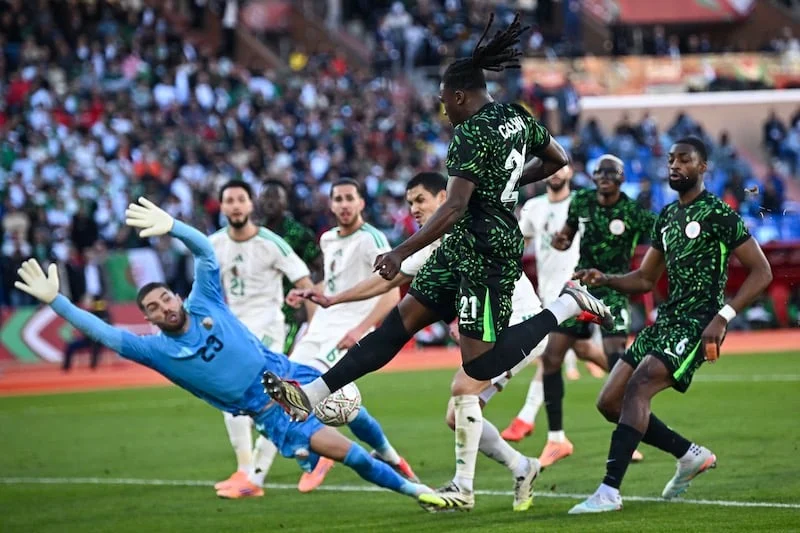 "الكاف" تفتح تحقيق بشأن أحداث الكاميرون والجزائر في "كان المغرب"