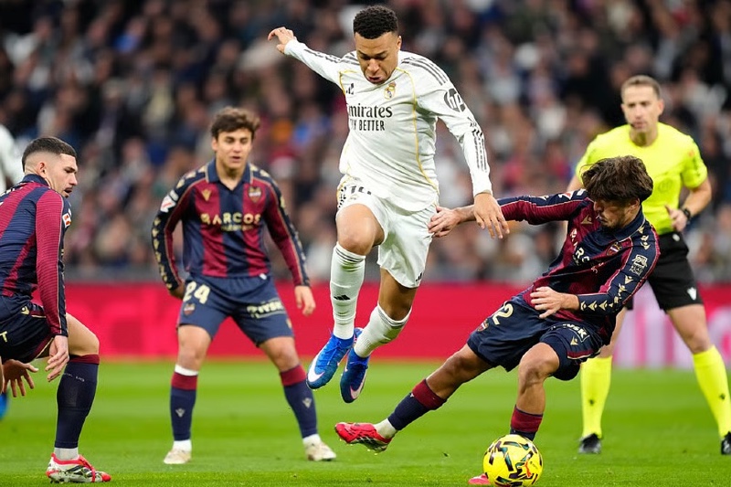 ريال مدريد يصالح جماهيره بالفوز على ليفانتي في الدوري الإسباني
