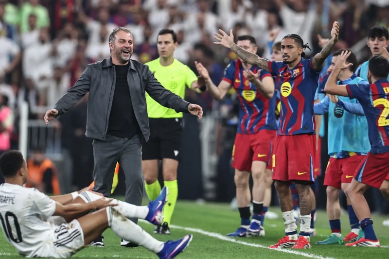 فليك يستبعد نجم برشلونة من موقعة سوسيداد