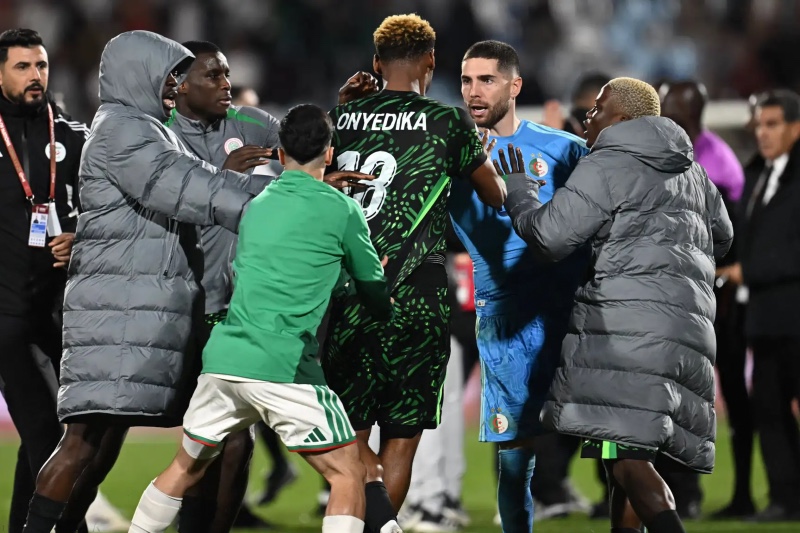 "كاف” يسلط عقوبات انضباطية على المنتخب الجزائري بعد مواجهة نيجيريا