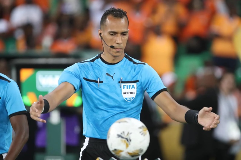 الموريتاني بيدا يقود لقاء المغرب والكاميرون