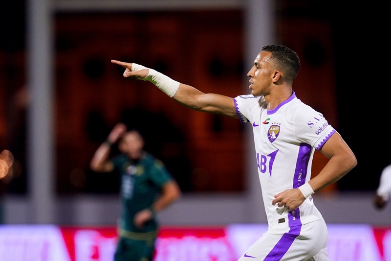رحيمي يتألق بـ"هاتريك" في الإمارات.. ويقود العين إلى تصدر الدوري