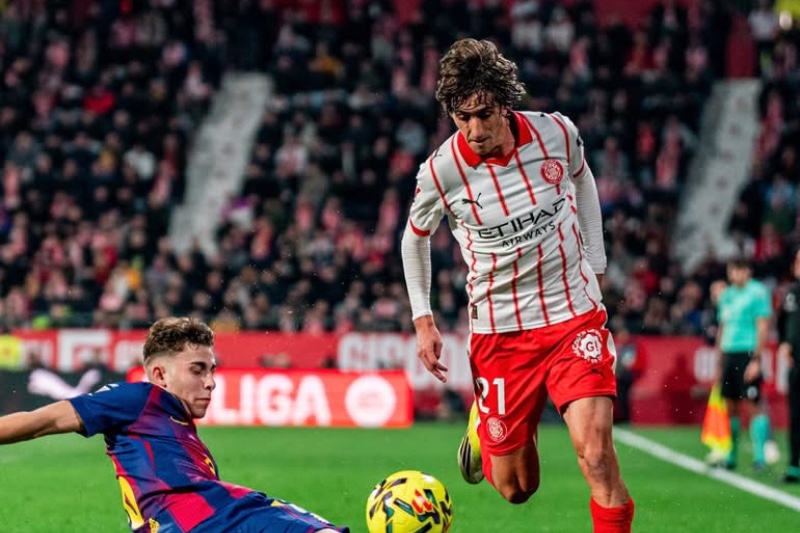 برشلونة يخسر في الديربي أمام جيرونا ويفرط في صدارة الدوري الإسباني