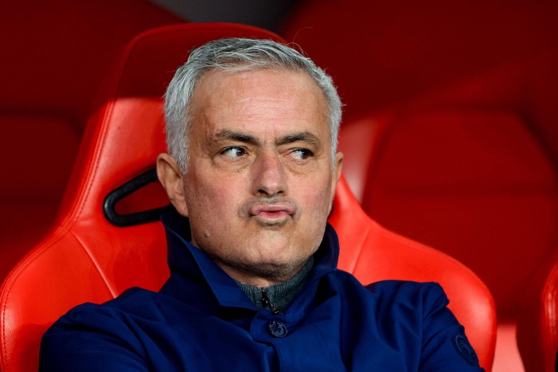 المدرب جوزيه مورينيو يحذر لاعبي بنفيكا من ريال مدريد "الجريح"