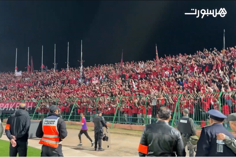 جمهور الكوكب المراكشي يصنع الاحتفالية في المدرجات