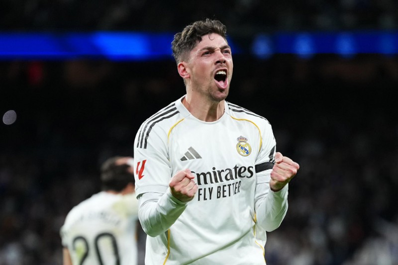 ريال مدريد يهزم إلتشي برباعية ويواصل الضغط على برشلونة في "الليغا"