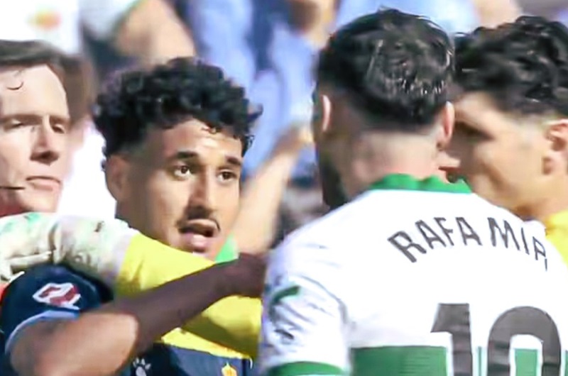 عمر الهلالي مدافع إسبانيول يتعرض للعنصرية من مهاجم إلتشي رافا مير