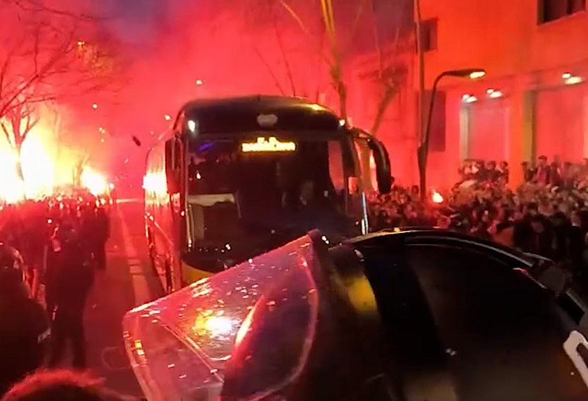 جماهير برشلونة تحطم زجاج حافلة أتلتيكو