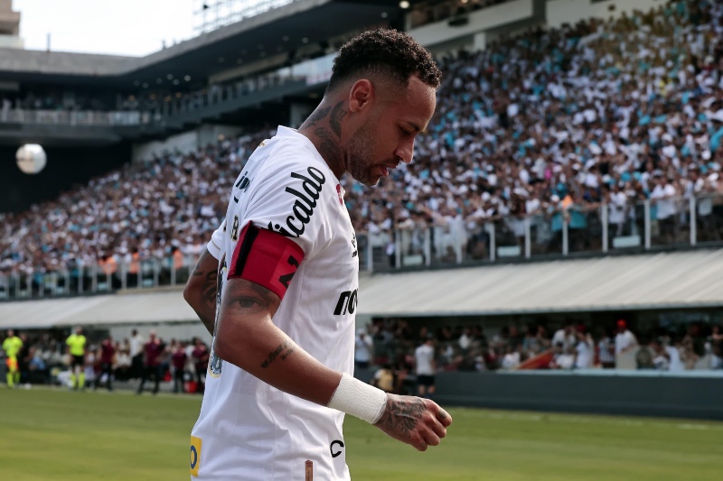 النجم البرازيلي نيمار يعبر عن حزنه بعد تجاهله في قائمة منتخب "السيليساو"