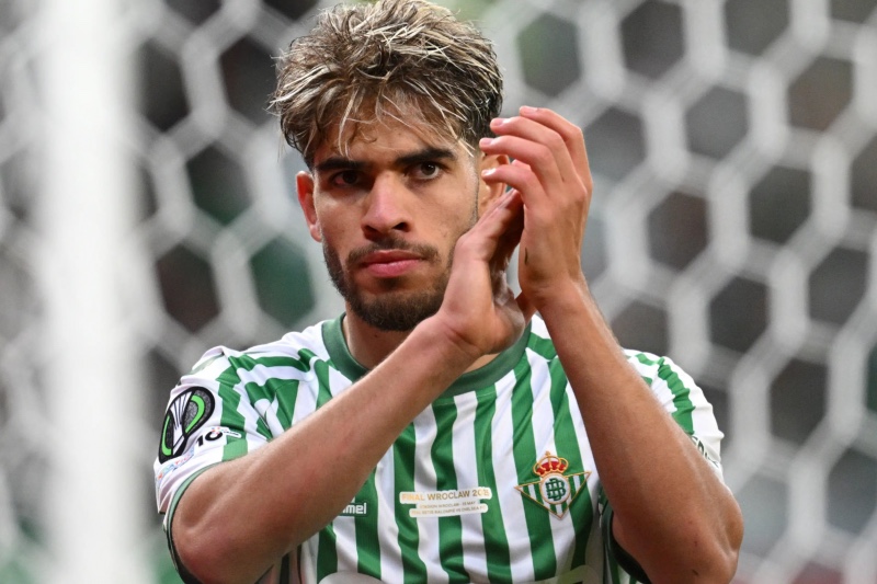 عبد الصمد الزلزولي يتوج أفضل لاعب لريال بيتيس عن شهر مارس