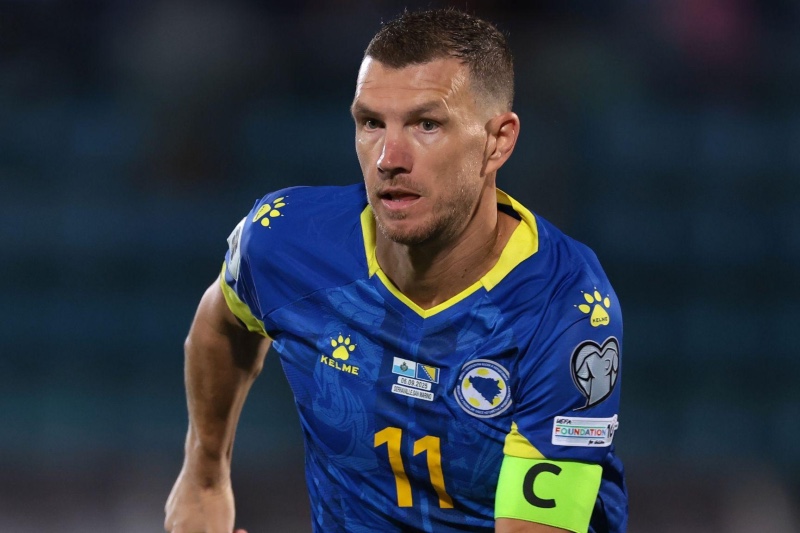 إدين دزيكو يستهين بالمنتخب الإيطالي