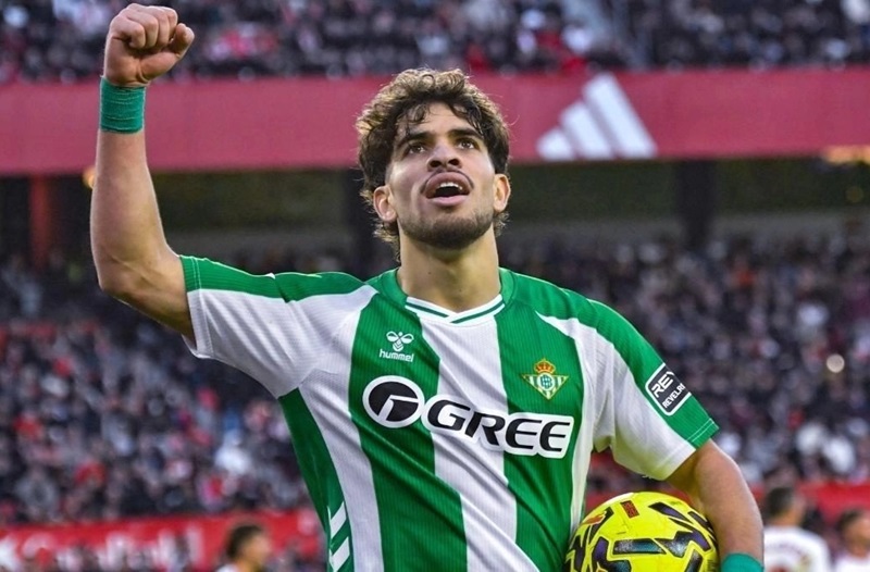 برشلونة يصطدم بواقع السوق في سعيه لاستعادة الزلزولي المتألق مع بيتيس