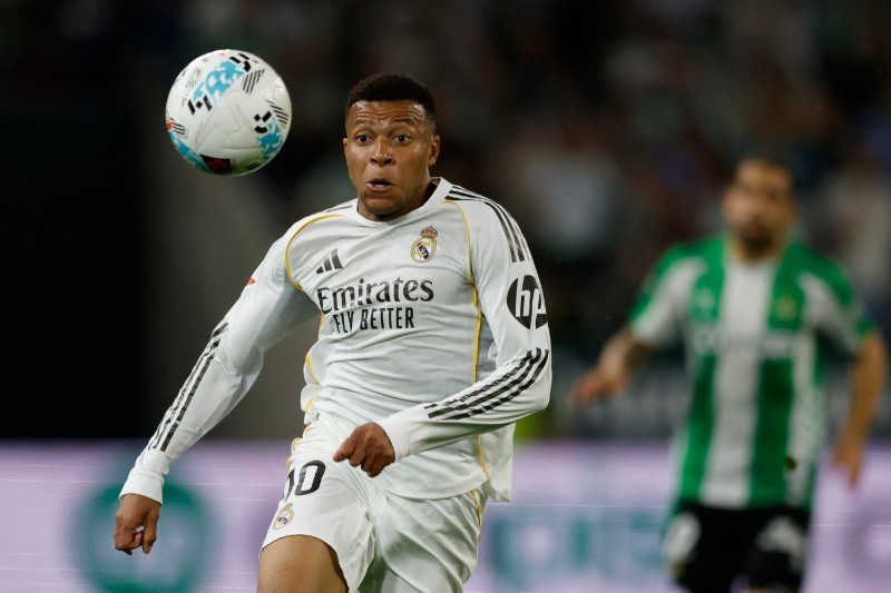 ريال مدريد يعلن إصابة نجمه كيليان مبابي قبل الكلاسيكو أمام برشلونة