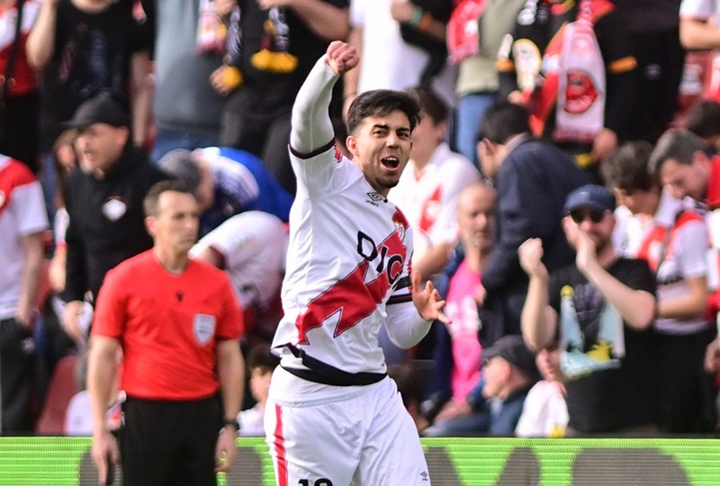 أخوماش يسهم في فوز رايو فاييكانو على أيك أثينا في المؤتمر الأوروبي