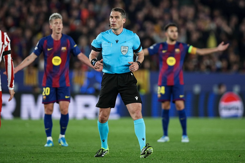 برشلونة يتقدم بشكوى لـ(يويفا) بعد أحداث مباراة أتلتيكو مدريد بدوري الأبطال