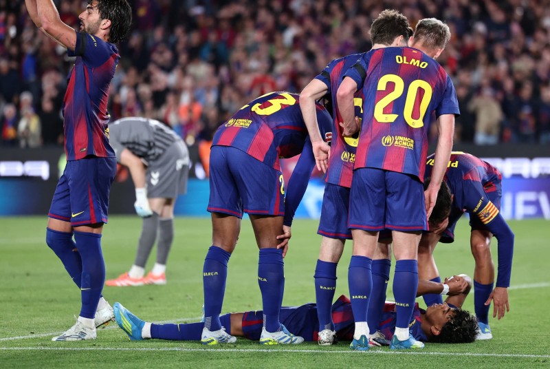 يامال مهدد بالغياب عن برشلونة لنهاية الموسم بعد إصابة عضلية
