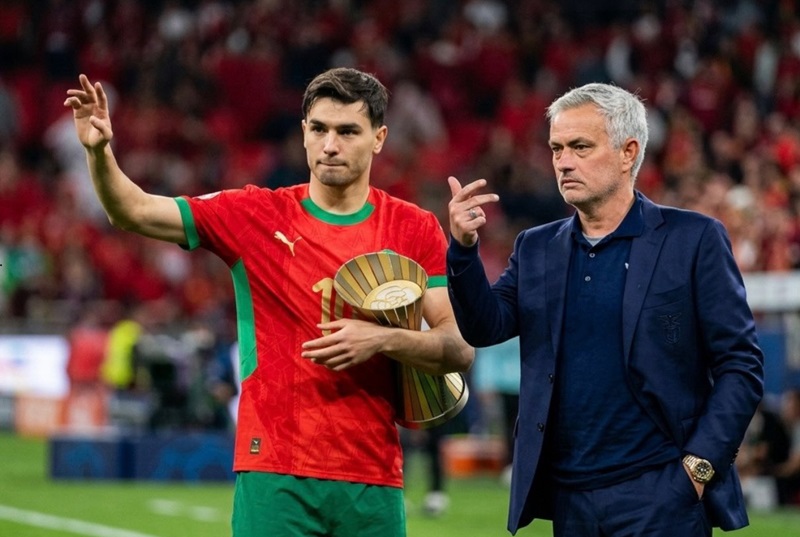 بعد اقتراب مورينيو من تدريب الريال.. دياز مهدد بمغادرة النادي الملكي