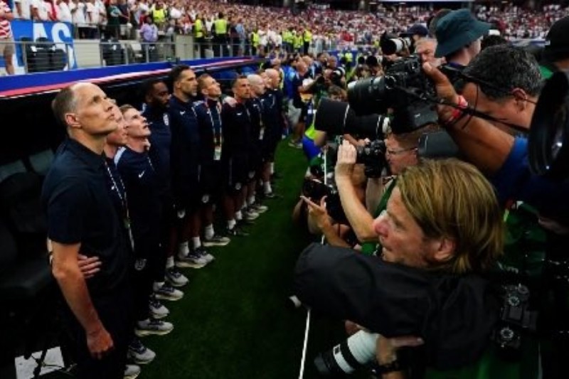 توخيل يطالب "فيفا" بتغيير مكان المصورين أثناء عزف النشيد الوطني في كأس العالم
