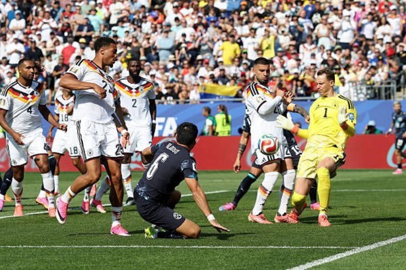 نوير يعتلي عرشا تاريخيا في ألمانيا