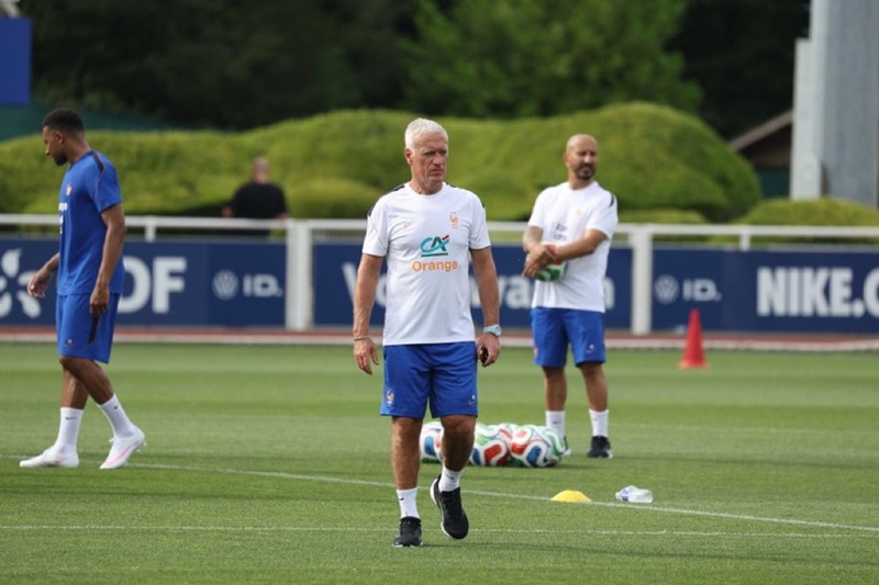 ديشان مدرب فرنسا يستغل كأس العالم 2026 لتجاوز محنة وفاة والدته