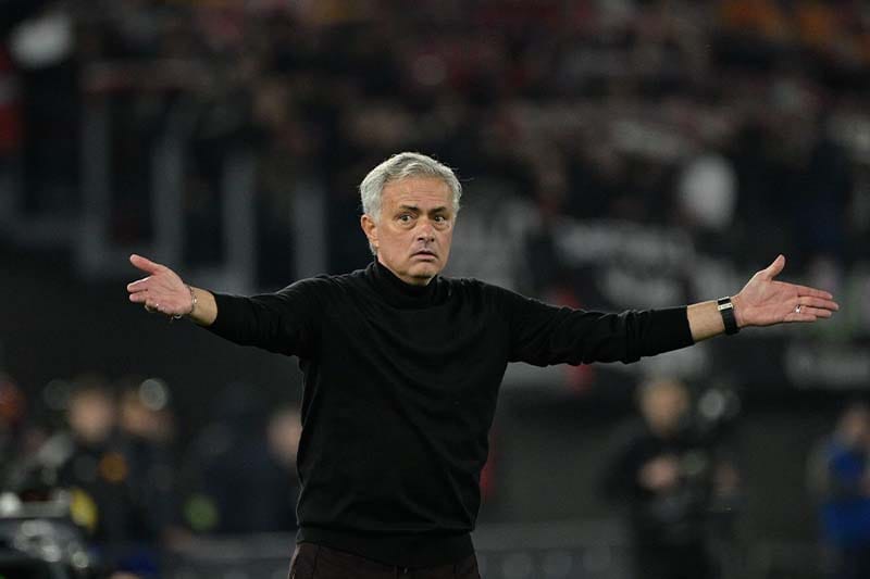 بيريز يعلن مورينيو مدربا لريال مدريد