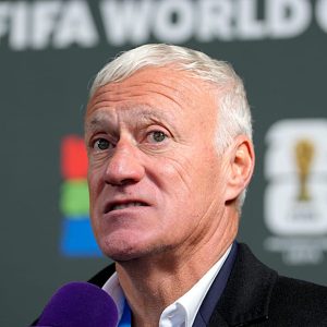 ديشان يغادر معسكر المنتخب الفرنسي
