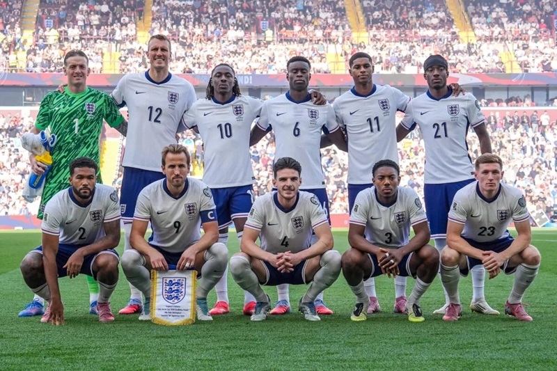 المنتخب الإنجليزي يغادر إلى أمريكا وعينه على تحقيق حلم كأس العالم