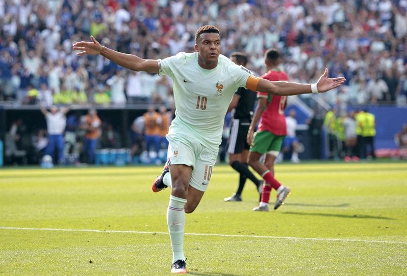 النجم كيليان مبابي يطمئن جماهير فرنسا على إصابته في مباراة المغرب