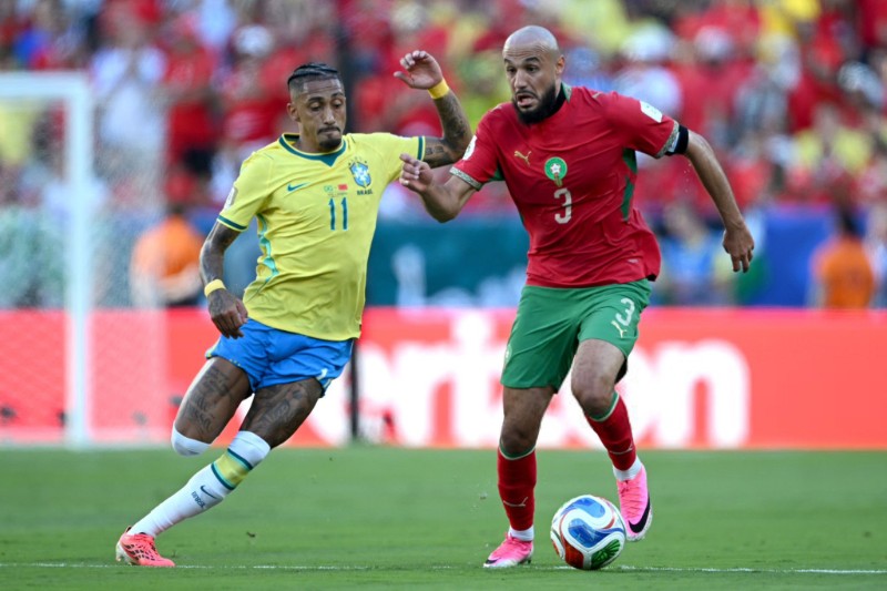 نصير مزراوي يغيّر وكيله وميلان يراقب وضعية لاعب مانشستر يونايتد