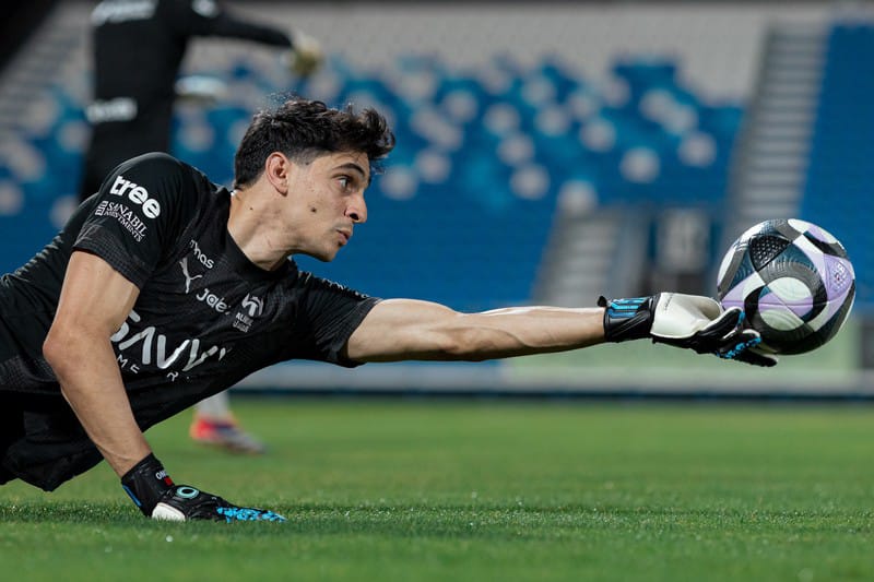 حسابات الأجانب تضع مستقبل ياسين بونو مع الهلال تحت المجهر