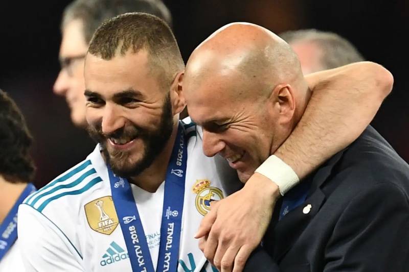 بنزيمة يتمنى أن يتولى زيدان تدريب منتخب فرنسا: "إنه أسطورة"