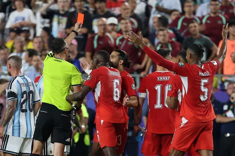 المنتخب السويسري يهاجم التحكيم بعد الخروج أمام الأرجنتين في المونديال