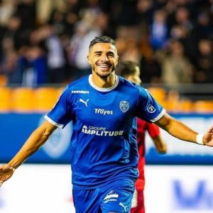 منعم الإدريسي يجتاز الفحص الطبي ويوقع رسمياً للرجاء الرياضي لمدة موسمين