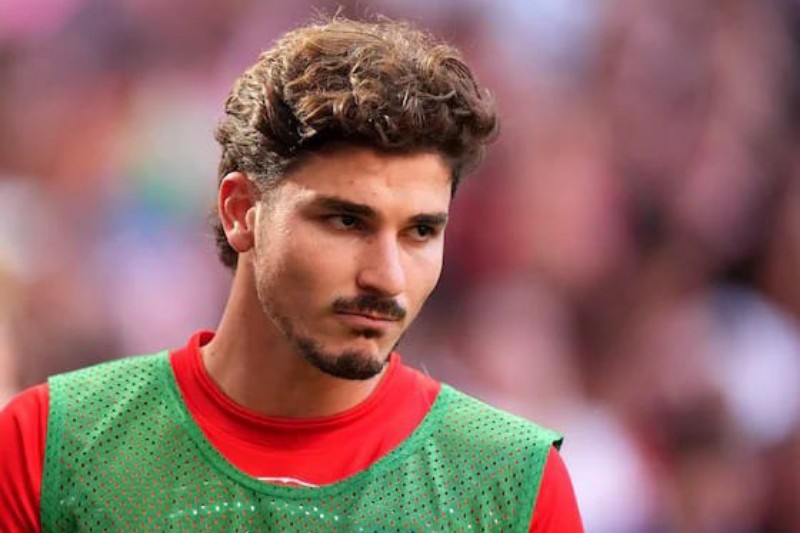 لابورتا يُبقي عرض برشلونة لضم ألفاريز قائماً وأتلتيكو مدريد يتمسك باللاعب