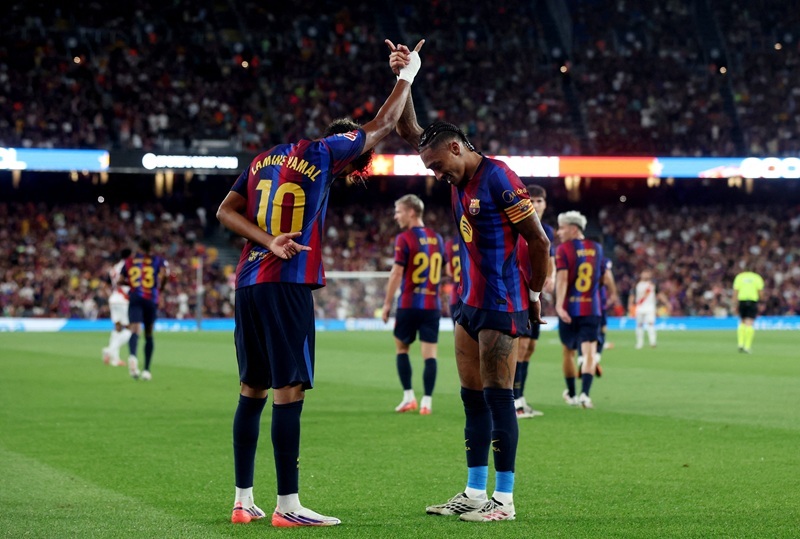 في ليلة تألق رافينيا ويامال.. برشلونة يكتسح رايو فاييكانو ويتصدر "الليغا"