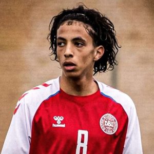 برشلونة وأياكس أرسنال يراقبون موهبة كوبنهاغن الواعد إلياس هويرة