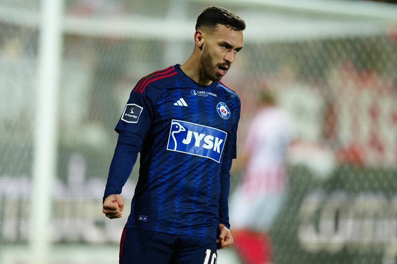 الرجاء الرياضي مهتم بضم المغربي يونس باكيز من نادي سيلكيبورغ الدنماركي