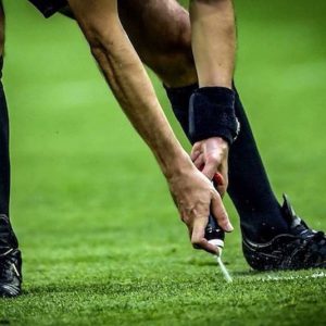 زلزال يهز الصافرة.. تغييرات واسعة في مديرية التحكيم والعرجون يعود من جديد