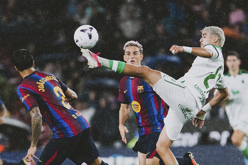 برشلونة يكتسح سانتاندير ويواصل تصدر الدوري الإسباني.. والزابيري يواصل هز الشباك