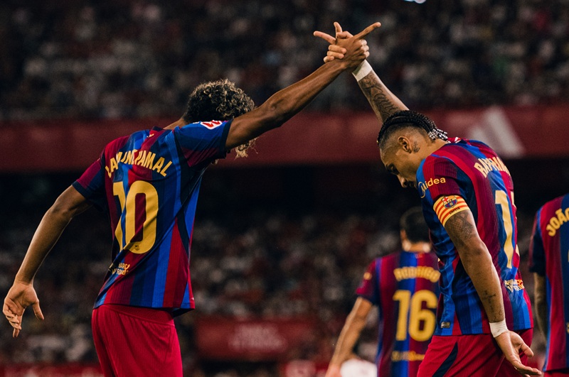 هاتريك البرازيلي رافينيا يقود برشلونة للفوز على إشبيلية بالدوري الإسباني