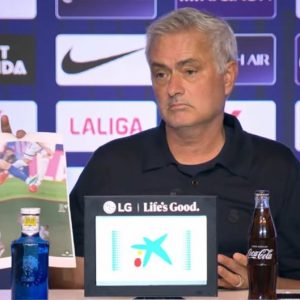 مورينيو يستعين بصورتين مطبوعتين في الهجوم على حكم ديربي مدريد