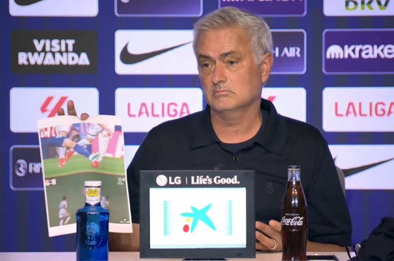 مورينيو يستعين بصورتين مطبوعتين في الهجوم على حكم ديربي مدريد