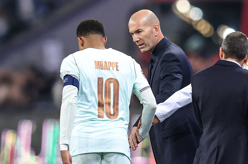 زيدان يثير قلق ريال مدريد بشأن إصابة مبابي معلقا: "لا تبشر بالخير"