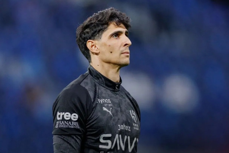 إصابة ياسين بونو تبعده عن مباراة الهلال ونيوم في الدوري السعودي